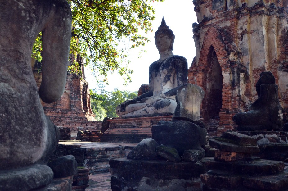 U Thong était un aventurier prétendument descendu d'une riche famille marchande chinoise. Il était aussi vraisemblablement apparenté à la famille royale. En 1350, pour échapper à la menace d'une épidémie, il déplace sa cour au sud dans la riche plaine inondable du fleuve Chao Phraya. Il fonde une nouvelle capitale sur une île du fleuve, Ayutthaya. @ David Raynal U Thong était un aventurier prétendument descendu d'une riche famille marchande chinoise. Il était aussi vraisemblablement apparenté à la famille royale. En 1350, pour échapper à la menace d'une épidémie, il déplace sa cour au sud dans la riche plaine inondable du fleuve Chao Phraya. Il fonde une nouvelle capitale sur une île du fleuve, Ayutthaya. @ David Raynal