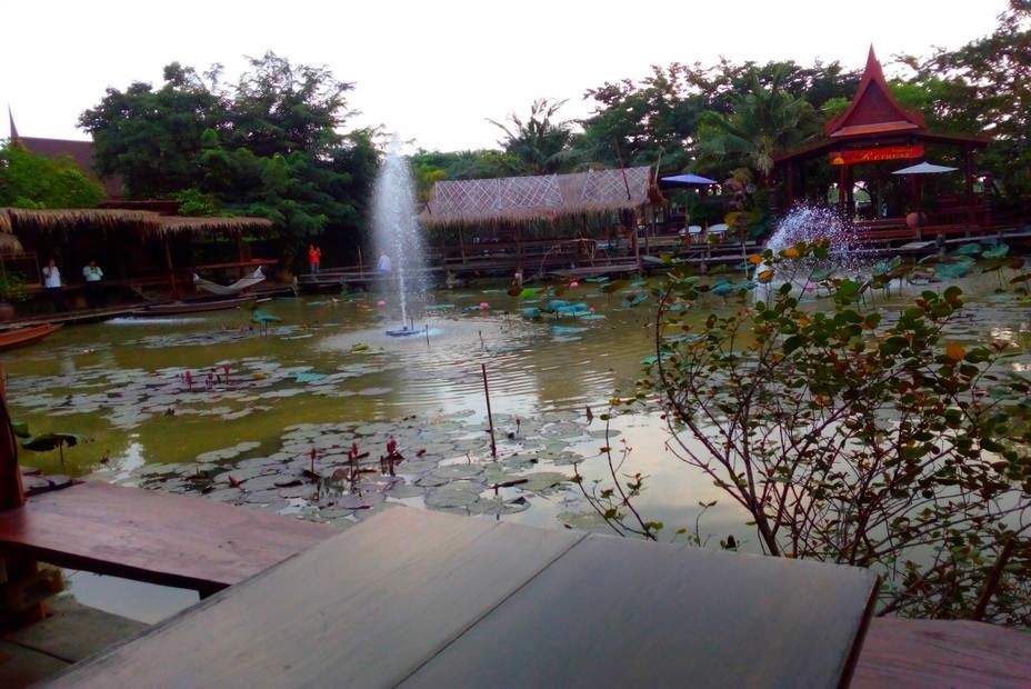 Raan Tha Luang Restaurant situé dans un merveilleux jardin. @ F.Surcouf