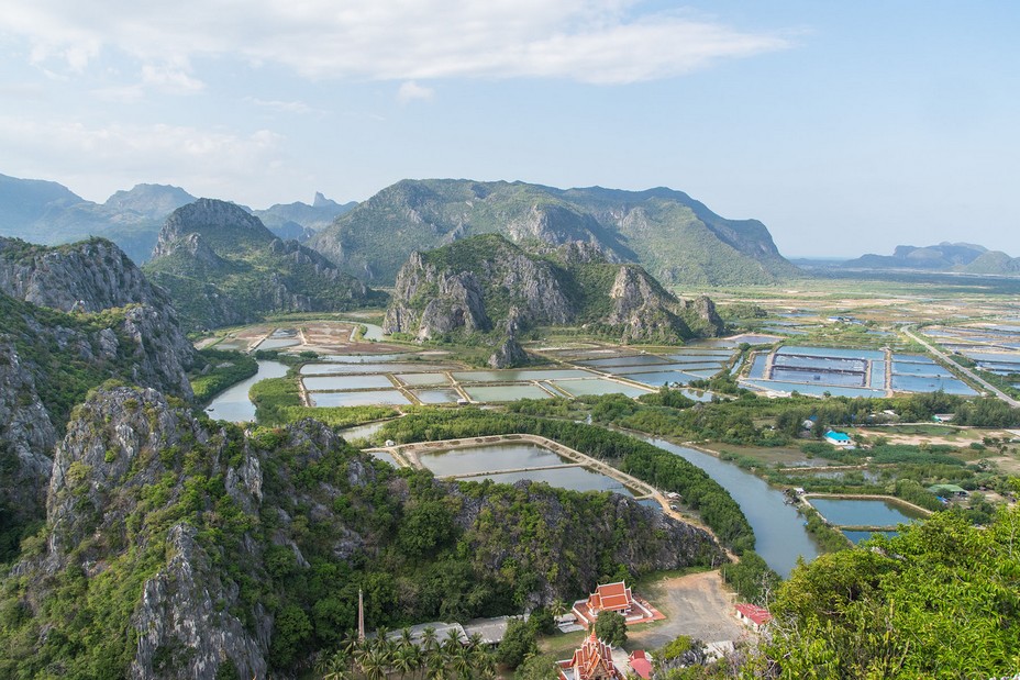 De mystérieuses légendes entourent l'origine du parc de Khao Sam Roi Yot. L'une d'elle raconte que le géant Mong Li, une divinité des arbres, convint de donner la main de sa fille au moine bouddhiste Chao Lai. Mais il avait désigné son futur gendre sans l'accord de sa femme, qui, elle, avait promis de la marier à l'empereur de Chine. Coup du sort, les deux prétendants sont arrivés pour ravir le coeur de la belle au même moment. L'enfant fut coupée en deux : la première partie s’est subitement transformée en un pic calcaire et la seconde devint une chaîne de montagnes. D'où la naissance de Khao Sam Roi Yot, « la montagne aux trois cents pics ».Crédit photo OT Thaïlande. De mystérieuses légendes entourent l'origine du parc de Khao Sam Roi Yot. L'une d'elle raconte que le géant Mong Li, une divinité des arbres, convint de donner la main de sa fille au moine bouddhiste Chao Lai. Mais il avait désigné son futur gendre sans l'accord de sa femme, qui, elle, avait promis de la marier à l'empereur de Chine. Coup du sort, les deux prétendants sont arrivés pour ravir le coeur de la belle au même moment. L'enfant fut coupée en deux : la première partie s’est subitement transformée en un pic calcaire et la seconde devint une chaîne de montagnes. D'où la naissance de Khao Sam Roi Yot, « la montagne aux trois cents pics ».Crédit photo OT Thaïlande.