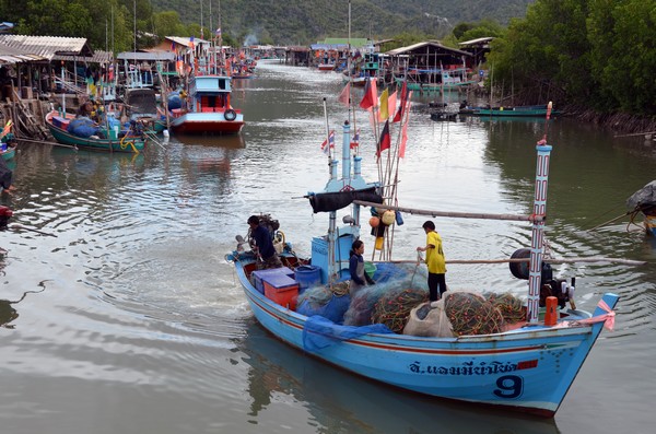 A l’une des extrémités de la baie, un canal protégé de la houle abrite le petit port de pêche de Ban Khao Daeng. Crédit photo David Raynal.