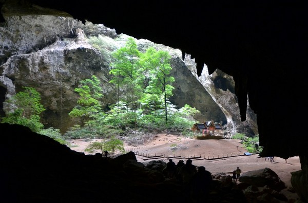La grotte de Phraya Nakhon qui est composée de deux gouffres est devenue l’attraction principale du parc national. Etonnant phénomène de la nature, elle aurait été découverte par Chao Phraya Nakhon Sri Thammarat il y a plus de 200 ans lorsqu’il cherchait à s’abriter d’une grosse tempête. Crédit photo David Raynal.