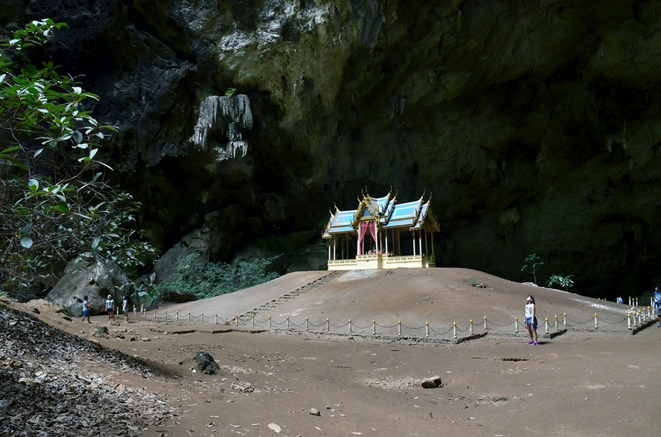 La grotte héberge un pavillon royal, construit en 1890 pour accueillir en grande pompe le roi Rama V, qui s'y est rendu en pèlerinage. Par beau temps, le pavillon brille de mille feux, quand la voûte percée de la cavité réfléchit la lumière du soleil dans un angle précis et confère au lieu une atmosphère surnaturelle et mystique. Crédit photo David Raynal.