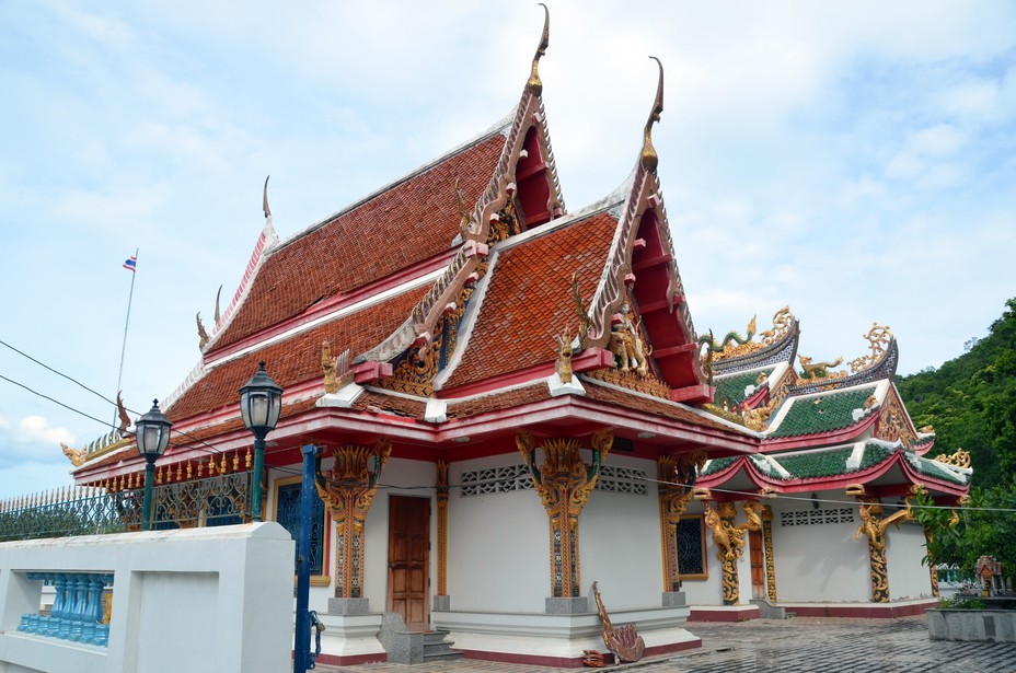 Le temple de Wat Khao Deng est niché au pied des falaises karstiques. C'est le royaume des singes qui viennent en hordes profiter du bienfait des offrandes laissées devant les temples. Crédit photo David Raynal.