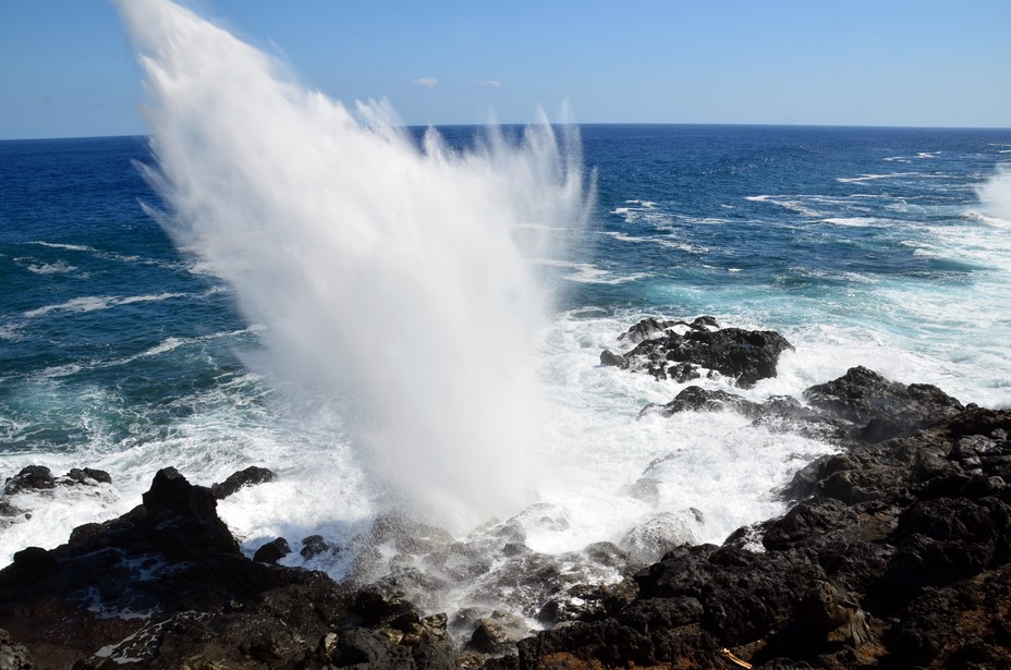 Le Souffleur est une curiosité naturelle située sur le littoral de la commune de Saint-Leu, à La Réunion. Sous les coups répétés de la houle, un violent jet d'embruns monte dans les airs jusqu'à plusieurs mètres au dessus de la falaise volcanique. © David Raynal Le Souffleur est une curiosité naturelle située sur le littoral de la commune de Saint-Leu, à La Réunion. Sous les coups répétés de la houle, un violent jet d'embruns monte dans les airs jusqu'à plusieurs mètres au dessus de la falaise volcanique. © David Raynal