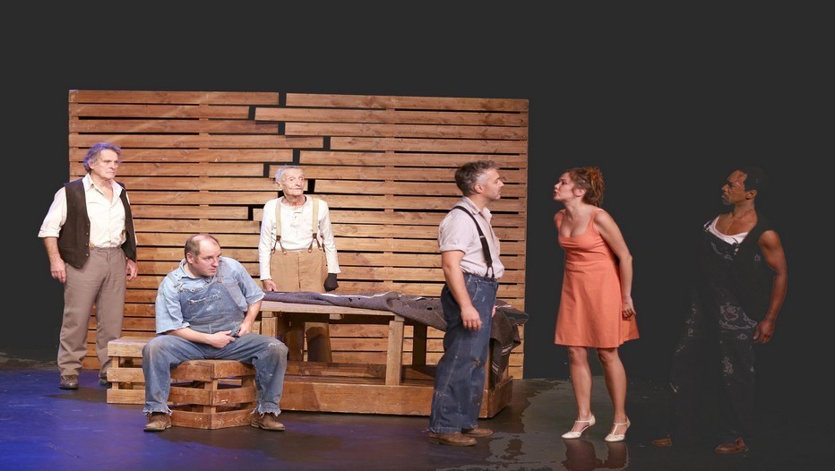 Une partie de la troupe sur la scène Des Souris et des Hommes au Théâtre 14 (photo Lot) Une partie de la troupe sur la scène Des Souris et des Hommes au Théâtre 14 (photo Lot)