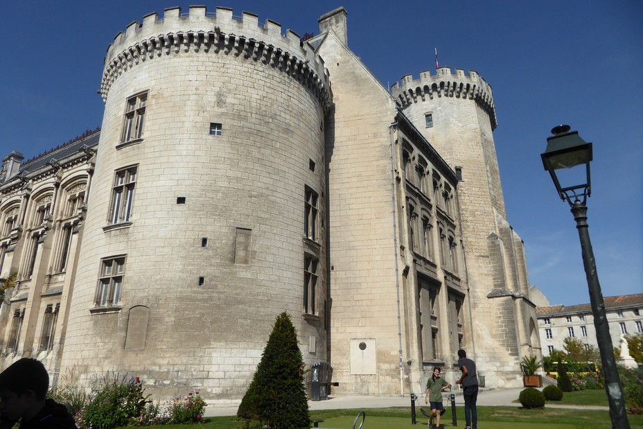 Angoulême. le Palais municipal a conservé les vestiges du château où naquit Marguerite d'Angoulême sœur de François 1er. @ C.Gary Angoulême. le Palais municipal a conservé les vestiges du château où naquit Marguerite d'Angoulême sœur de François 1er. @ C.Gary