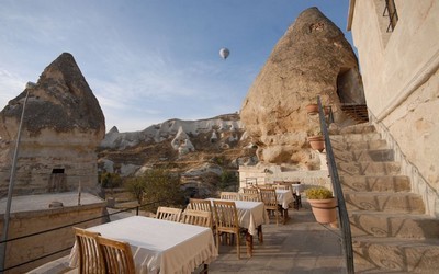 Située dans la vallée de Göreme, en Turquie, cette chambre aux meubles raffinés est cachée dans une grotte. (photo wimdu.fr)