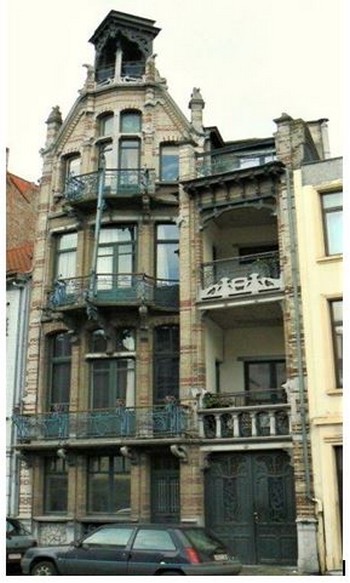 Bruxelles -  maison Van Dyck, boulevard Clovis. Architecte : Gustave Strauven. La façade de 7,60 m s’articule en deux travées. La partie gauche se termine par un pignon de type gothique.. @ A.Degon