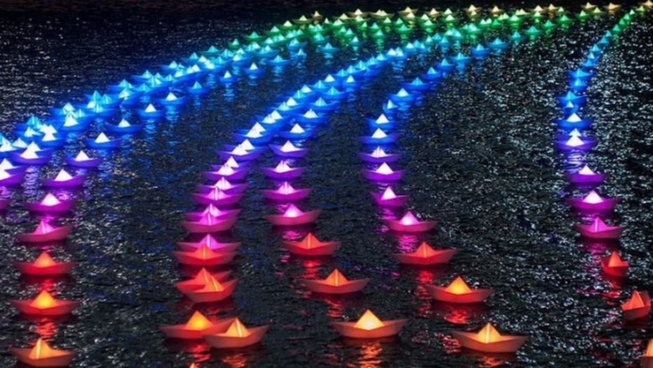 Bateaux en papier illuminés de toutes les couleurs