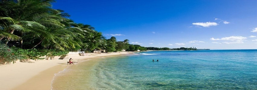 Une magnifique plage de La Barbade dans les Caraïbes (crédit photo : Office de tourisme de la Barbade).