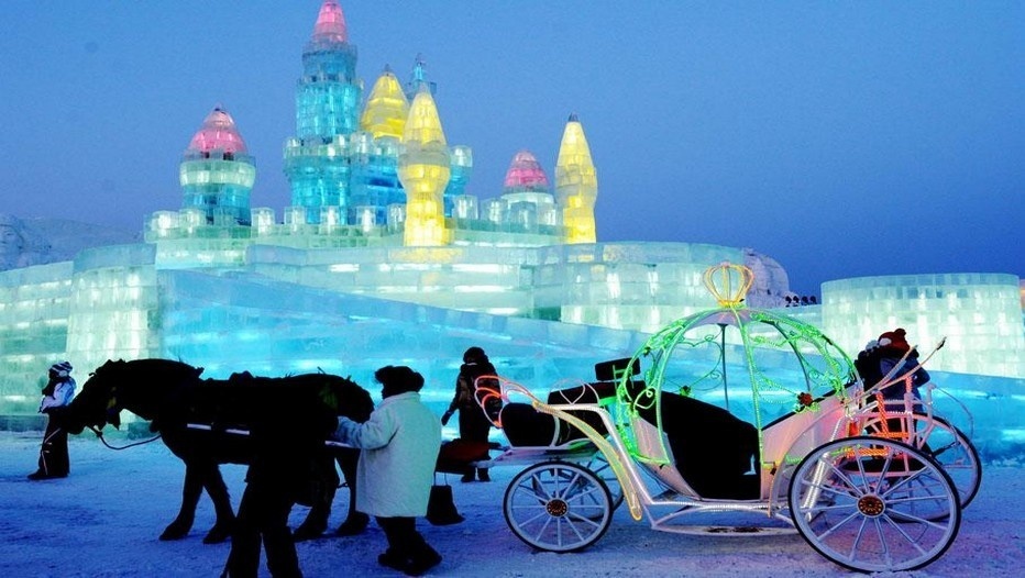 Promenade en calèche pour découvrir la ville de glace à Herbin