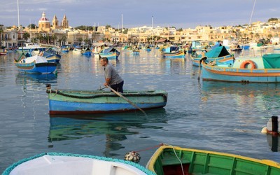 Un pêcheur à la rame de Marsaxlokk, le plus grand port de Malte toujours en intense activité. (Crédit photo David Raynal).