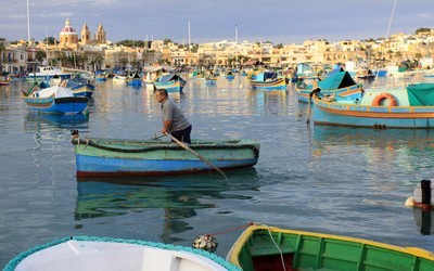 Un pêcheur à la rame de Marsaxlokk, le plus grand port de Malte toujours en intense activité. (Crédit photo David Raynal). Un pêcheur à la rame de Marsaxlokk, le plus grand port de Malte toujours en intense activité. (Crédit photo David Raynal).