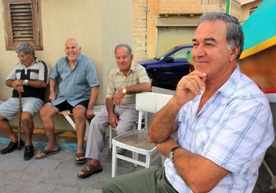 Vieux pêcheurs qui prennent le frais sur le port de Marsaxlokk. (Crédit photo David Raynal)