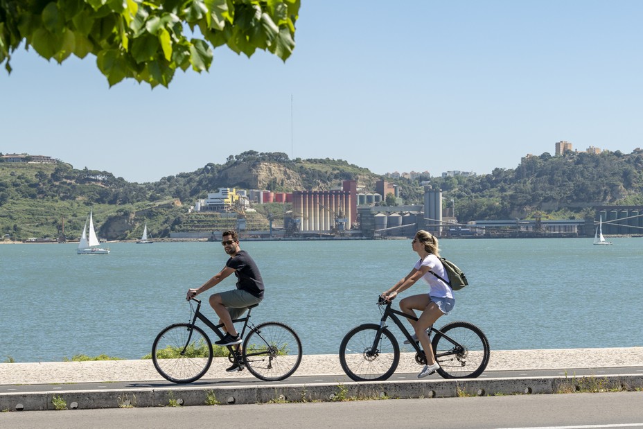 A Cascais, station balnéaire à 30 minutes de Lisbonne, un vaste réseau de vélos en libre-service permet aux résidents et visiteurs de se déplacer en privilégiant la mobilité douce. @ Tourisme Vert Lisbonne copyright  Armindo Ribeiro