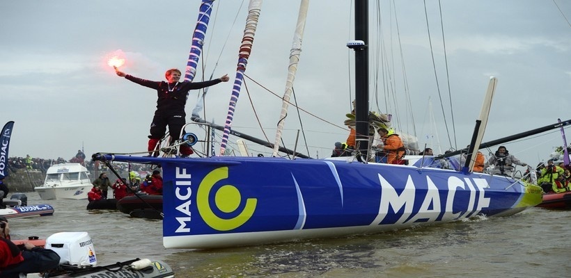 La joie du vainqueur 2013 de la course Vendée Globe François Gabart  lors de son arrivée au port (Photo Macif_Channel)