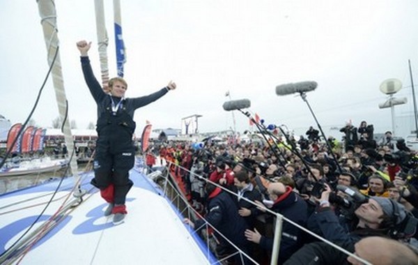 Accueil triomphant de François Gabart par la presse et une foule enthousiaste (Photo Macif_Channel Vincent Curutchet)