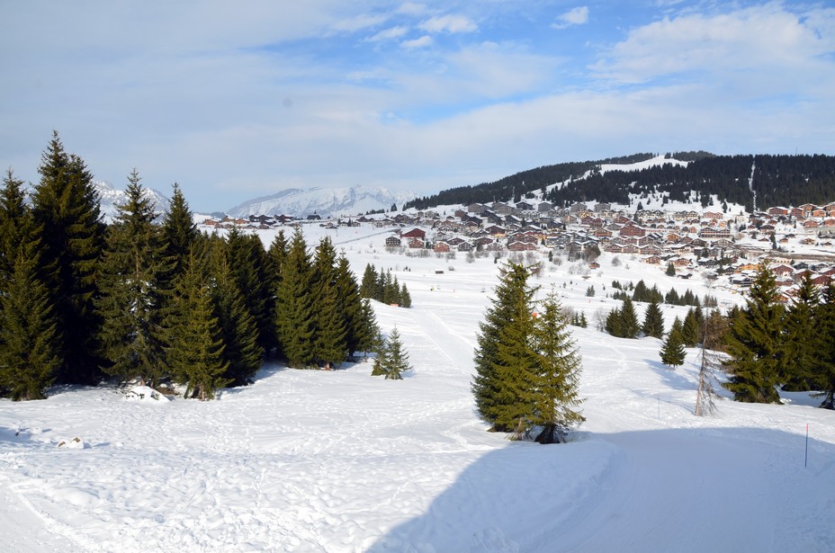 Vértiable grenier à neige, grâce à son altitude élevée, les Saisies bénéficient d'un enneigement exceptionnel qui permet de skier chaque saison jusqu'à fin avril - © David Raynal