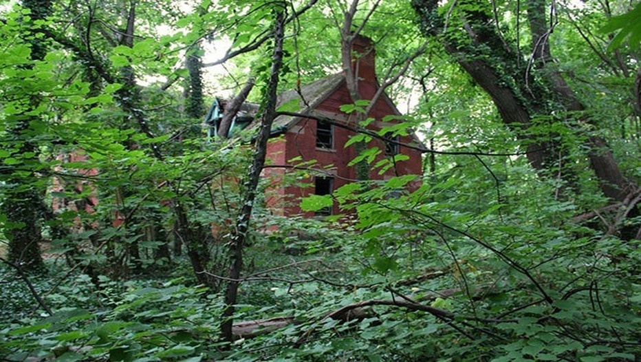 Les vieux bâtiments abandonnés de l'île North Brother New-York Les vieux bâtiments abandonnés de l'île North Brother New-York