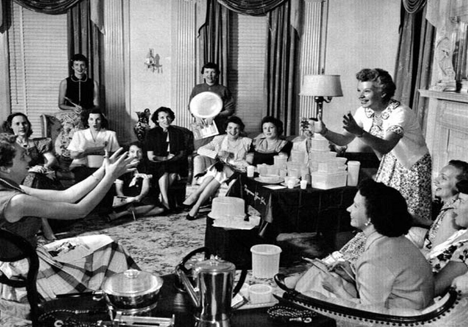 Première réunion Tepperware entre amies dès le lancement des premières boîtes en 1942 par Mr. Tepper Première réunion Tepperware entre amies dès le lancement des premières boîtes en 1942 par Mr. Tepper