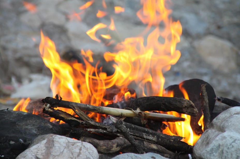 Vacances en Charentes en famille autour d'un feu de bois.... @ Hamza Aït omlacho/Pixabay