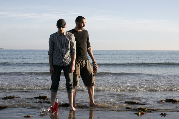 Les pieds dans l'eau, Lucas Frisk et Olivier Cruz, fondateurs de "Malo Rhum " @ Malo Rhum DR