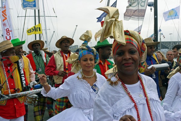 Un groupe traditionnel guadeloupéen qui défile dans les rues de la cité corsaire un peu avant le départ de la Route du Rhum @ David Raynal