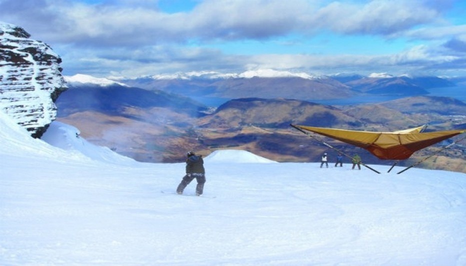 "Tentsile" idéale sur les terrains difficiles tout en se protégeant du sol neigeux (Photo www.tentsile.com)