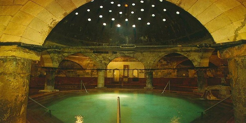 Les Bains Rudas  avec leur voûte haute de dix mètres soutenue par huit colonnes en rotonde (photo O.T. Hongrie)