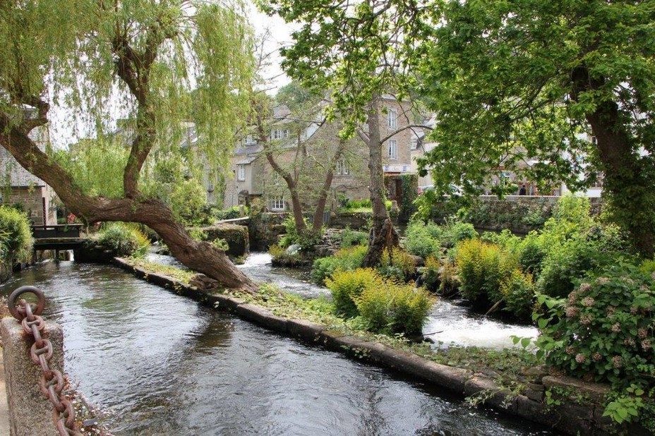 L'Aven au milieu du village. Au fond à gauche le moulin de Rosmadec @ A.Degon L'Aven au milieu du village. Au fond à gauche le moulin de Rosmadec @ A.Degon