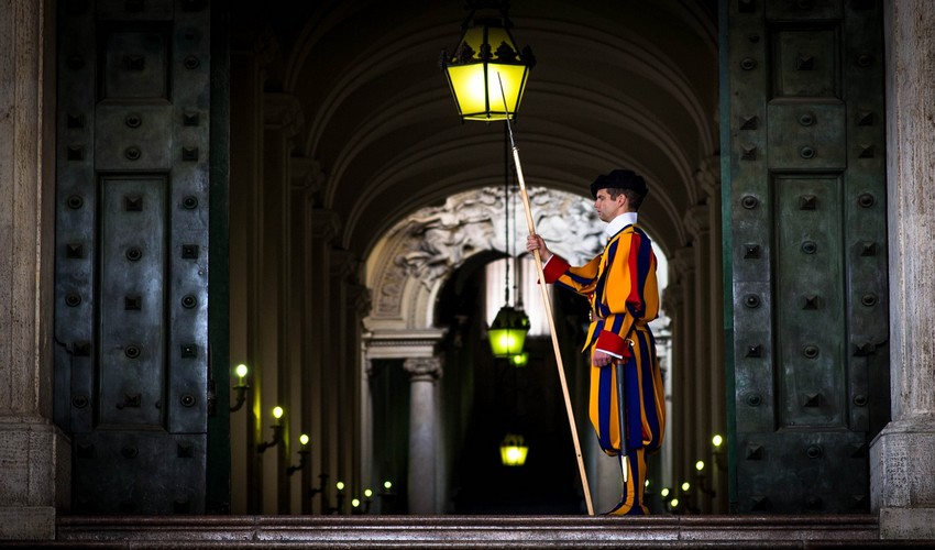 Un garde suisse protège l'entrée du Vatican . Copyright photo Lindigomag/Pixabay