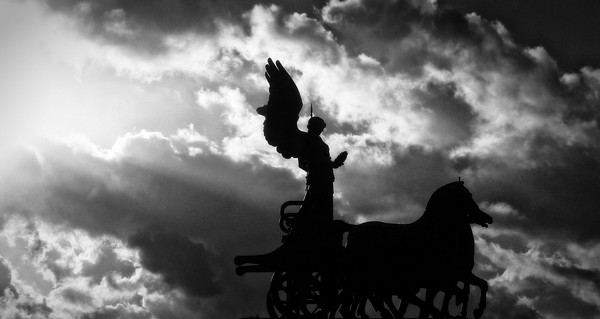 Une nuit, le mystère prend de l'épaisseur ...... Copyright photo Lindigomag/Pixabay Une nuit, le mystère prend de l'épaisseur ...... Copyright photo Lindigomag/Pixabay