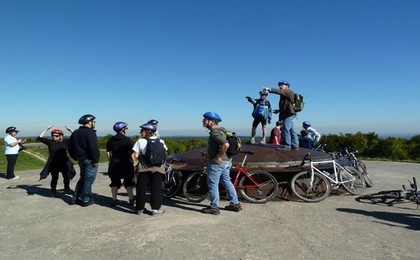 Tourisme de mémoire sur les plages du débarquement à pied, en voiture ou à vélo (LD) Tourisme de mémoire sur les plages du débarquement à pied, en voiture ou à vélo (LD)
