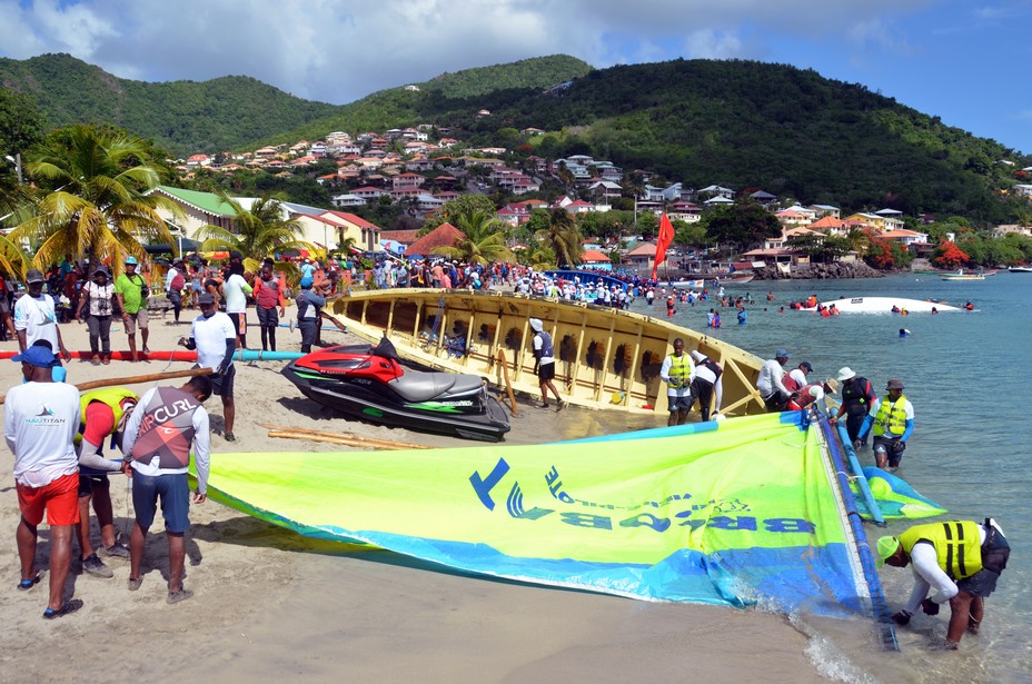 Course de yoles rondes en Martinique aux Anses-d'Arlet. Crédit photo David Raynal.