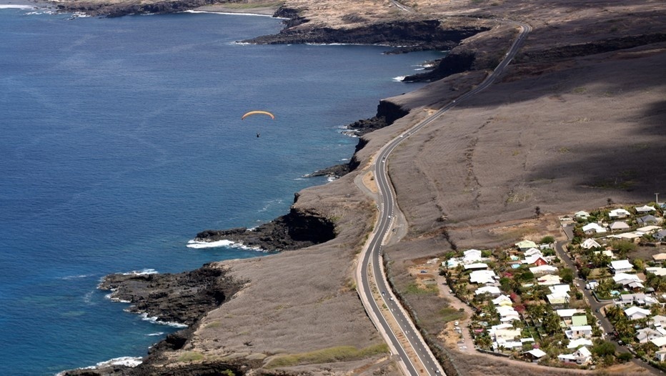 La route du littoral et des plages sur la côte ouest, la plus touristique de l'île. (Crédit photo David Raynal)