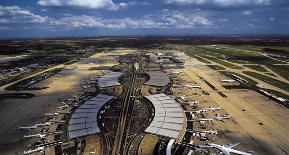 Aéroport Roissy Charles de Gaulle vue du ciel du Terminal 2B (Copyright Yannarthusbertrand2.org)