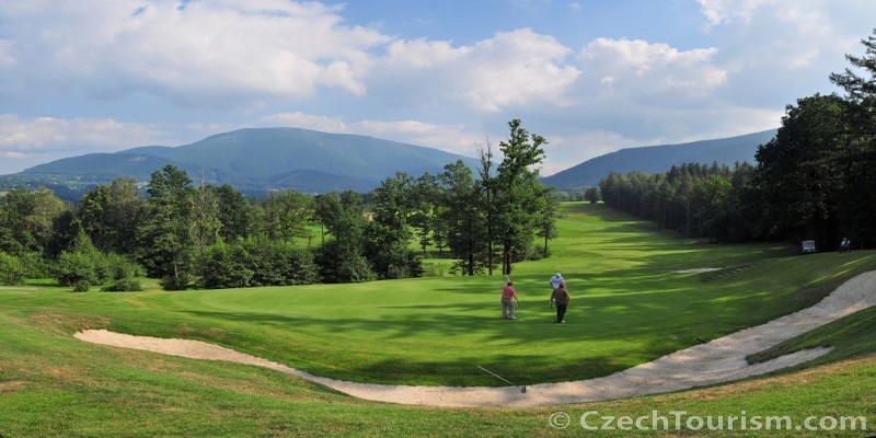 Le golf est un sport qui a une longue tradition en République tchèque.Le tout premier terrain, créé à Marianské Lazne, a été ouvert dès 1905.