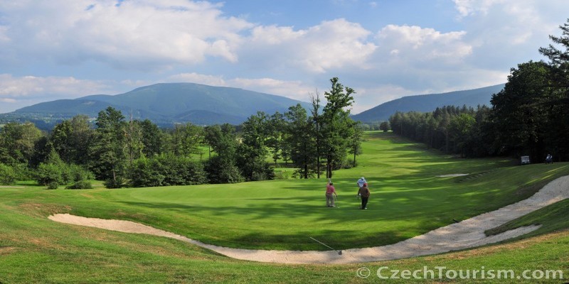 Le golf est un sport qui a une longue tradition en République tchèque.Le tout premier terrain, créé à Marianské Lazne, a été ouvert dès 1905. Le golf est un sport qui a une longue tradition en République tchèque.Le tout premier terrain, créé à Marianské Lazne, a été ouvert dès 1905.