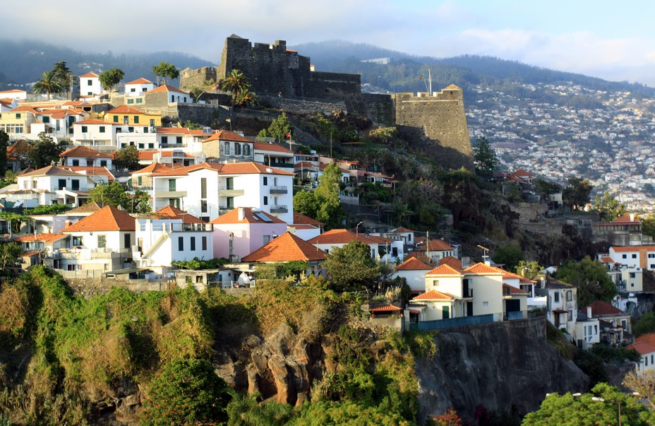 L'île de Madère a été découverte en 1419 par les navigateurs portugais Tristão Vaz Teixeira Bartolomeu Perestrelo et João Gonçalves Zarco. En arrière plan le fort de Funchal Fort do Pico - São João Batista   @ David Raynal L'île de Madère a été découverte en 1419 par les navigateurs portugais Tristão Vaz Teixeira Bartolomeu Perestrelo et João Gonçalves Zarco. En arrière plan le fort de Funchal Fort do Pico - São João Batista   @ David Raynal