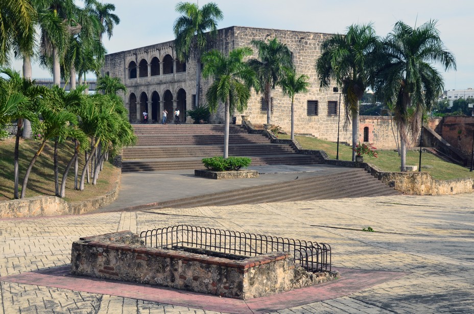 L'Alcazar de Colon est l’un des musées les plus populaires de la Ville Coloniale à Saint-Domingue classé au patrimoine mondial de l'UNESCO. Achevé vers 1512, ce palais de style gothique et Renaissance fut jadis la demeure de Diego Colomb, fils de Christophe Colomb, et de son épouse, María de Toledo, nièce du roi Ferdinand d’Espagne. Crédit photo David Raynal L'Alcazar de Colon est l’un des musées les plus populaires de la Ville Coloniale à Saint-Domingue classé au patrimoine mondial de l'UNESCO. Achevé vers 1512, ce palais de style gothique et Renaissance fut jadis la demeure de Diego Colomb, fils de Christophe Colomb, et de son épouse, María de Toledo, nièce du roi Ferdinand d’Espagne. Crédit photo David Raynal