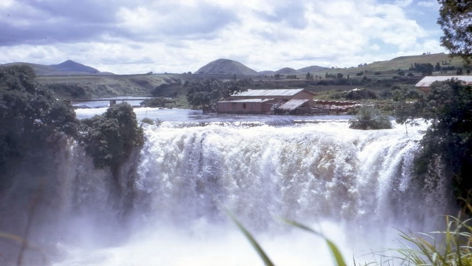 Chutes de la Lily dans la région d'Ampéfy (Madagascar ) - Photo Richard Standley - Chutes de la Lily dans la région d'Ampéfy (Madagascar ) - Photo Richard Standley -