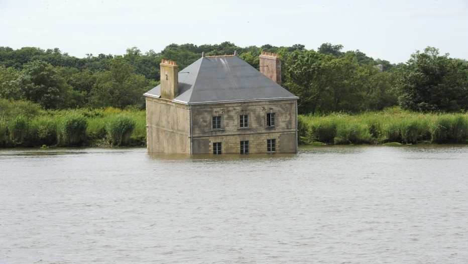 Le film "Estuaire" de Gaëtan Châtaignier met en en valeur les oeuvres originales comme cette "Maison dans la Loire" (Couëron / création pérenne Estuaire 2007) ©Le Voyage à Nantes - Gino Maccarinelli 2/ La "villa cheminée", imaginée par l’artiste japonais Tatzu Nishi (Bouée/Cordemais / création pérenne Estuaire 2009) © Le Voyage à Nantes - Bernard Renoux Le film "Estuaire" de Gaëtan Châtaignier met en en valeur les oeuvres originales comme cette "Maison dans la Loire" (Couëron / création pérenne Estuaire 2007) ©Le Voyage à Nantes - Gino Maccarinelli 2/ La "villa cheminée", imaginée par l’artiste japonais Tatzu Nishi (Bouée/Cordemais / création pérenne Estuaire 2009) © Le Voyage à Nantes - Bernard Renoux