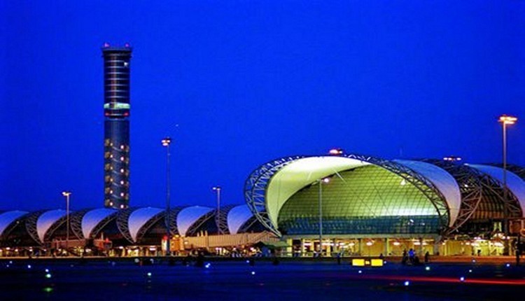 Aéroport International Suvarnabhumi de Bangkok  la nuit (Thaïlande) - photo LD -