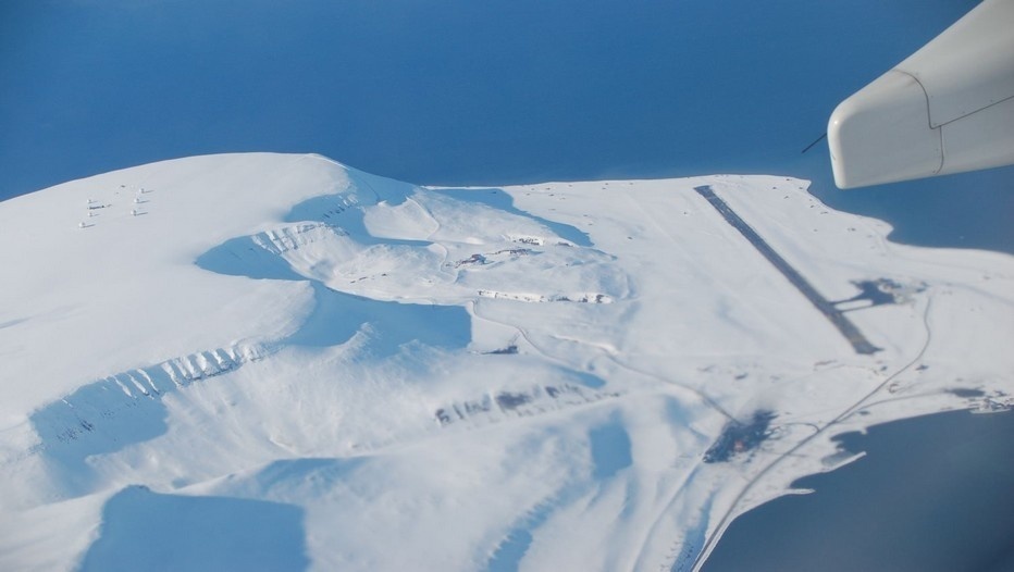 Vol touristique au-dessus du Pôle Nord Photo Spitzbergen.Flughafen_kl ) Vol touristique au-dessus du Pôle Nord Photo Spitzbergen.Flughafen_kl )