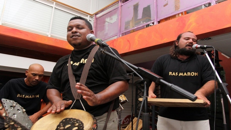 Le groupe de Maloya Ras Maron en concert à Saint-Denis sur la scène des Récréateurs (Photo David Raynal) Le groupe de Maloya Ras Maron en concert à Saint-Denis sur la scène des Récréateurs (Photo David Raynal)