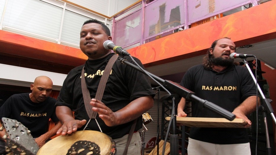 Le groupe de Maloya Ras Maron en concert à Saint-Denis sur la scène des Récréateurs (Photo David Raynal)