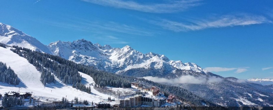 Au cœur de la chaîne de Belledonne où ski de fond et ski de montagne cohabitent, la station des Sept Laux, avec ses lieux dits de : Beldina, Pipay, Pleynet et Prapoutel  @ OT Sept Laux.