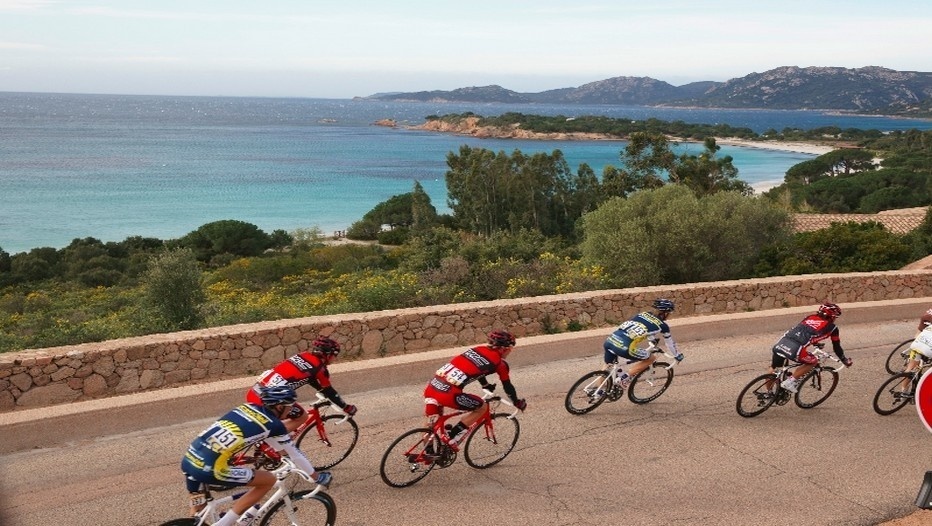 Avec 1000 kilomètres de littoral, plus d’une centaine de sommets dépassant les 2000 mètres et des paysages étourdissants de beauté, la Corse est l’une des régions françaises les mieux taillées pour l’exploit cycliste.