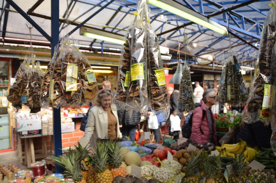 Depuis 1992, le vieux marché  fonctionne tous les jours de l’année en semaine de 7h à 18h excepté le dimanche. Il est géré par une association de 73  commerçants . @ David Raynal