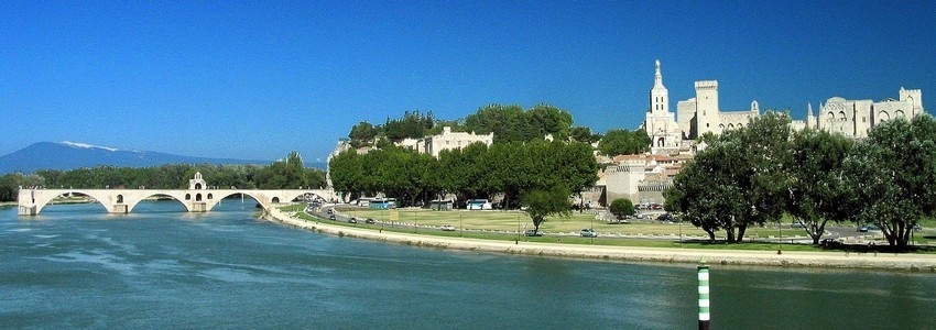 Vue d'ensemble notamment sur le célèbre Pont d'Avignon appelé le Pont St-Bénezet, l'ouvrage le plus ancien construit sur le Rhône entre Lyon et la mer au XIIe siècle, et le Palais des Papes où se déroule le célèbre Festival  (photo D.R.)